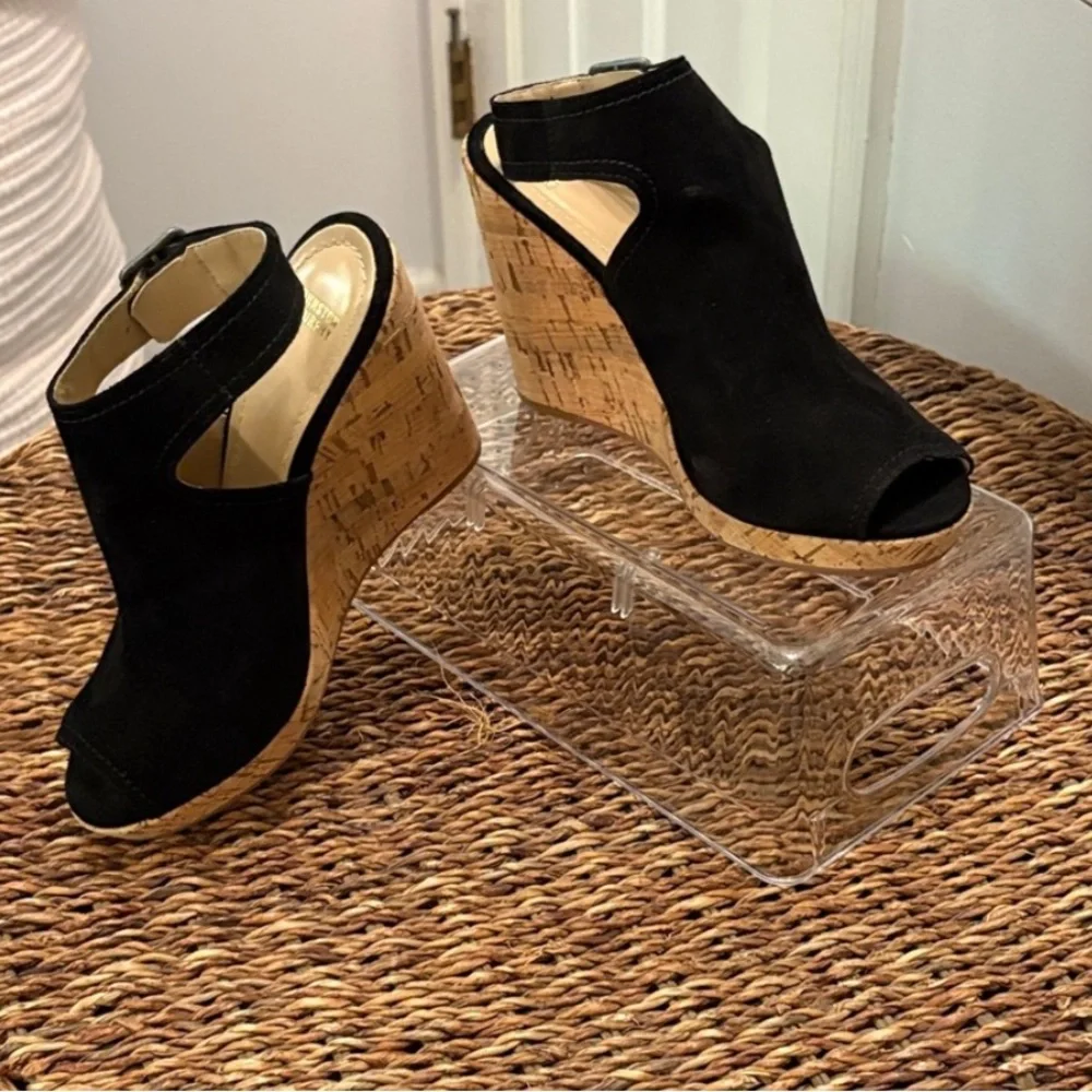 NWB Johnston & Murphy Mika Black and Tan Wedge Sandals Perfect Condition!!!